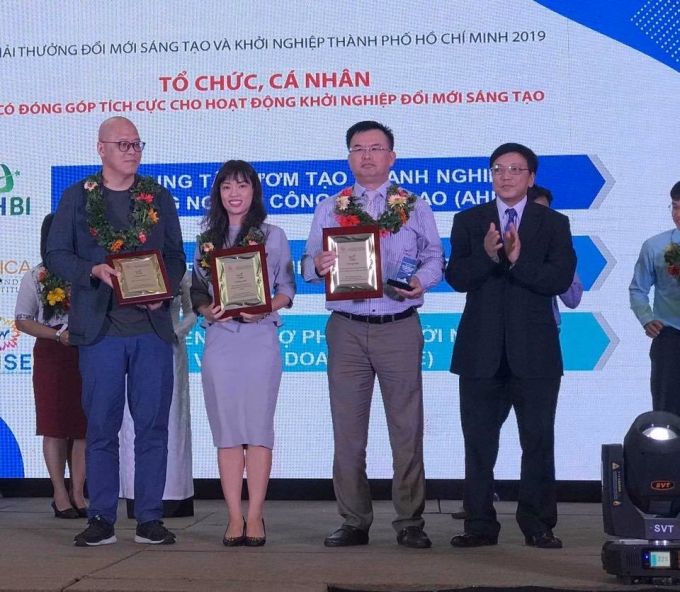 Đại diện WISE (nữ) nhận giải thưởng I-Star của Ủy ban nhân dân TP HCM năm 2019.